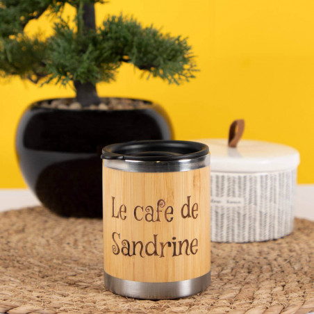 Mug en bois gravé