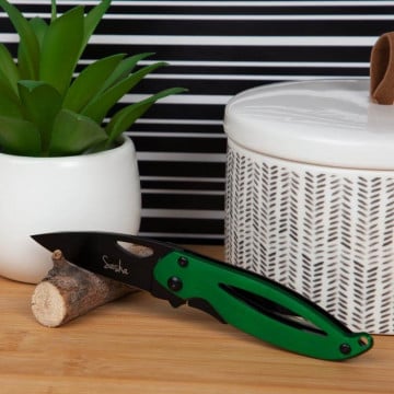 Couteau acier vert avec gravure