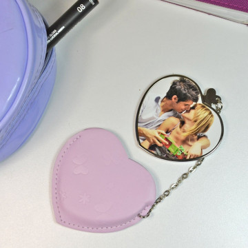 Miroir de poche forme de coeur avec pochette rose