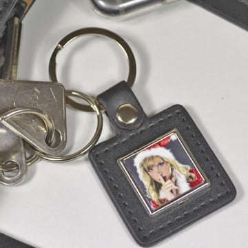 Porte clés en cuir noir carré personnalisable