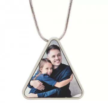 Collier avec un pendentif triangle photo
