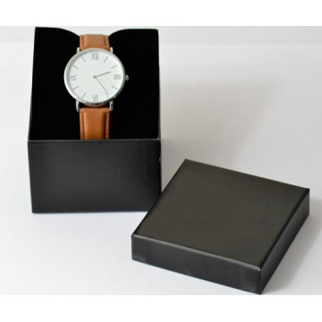 Montre cuir brun gravé