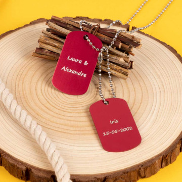 Dog tag rouge double personnalisé avec une gravure texte