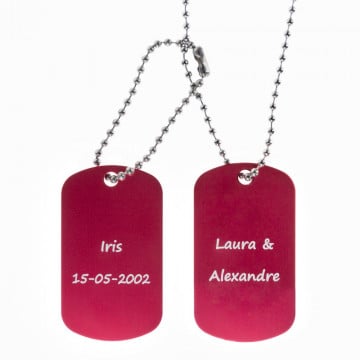 Dog tag rouge double personnalisé avec une gravure texte