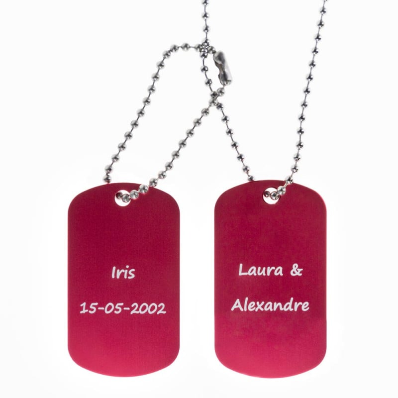 Dog tag rouge double personnalisé avec une gravure texte