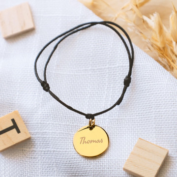 Bracelet rond en plaqué or gravé et cordon noir à ajuster