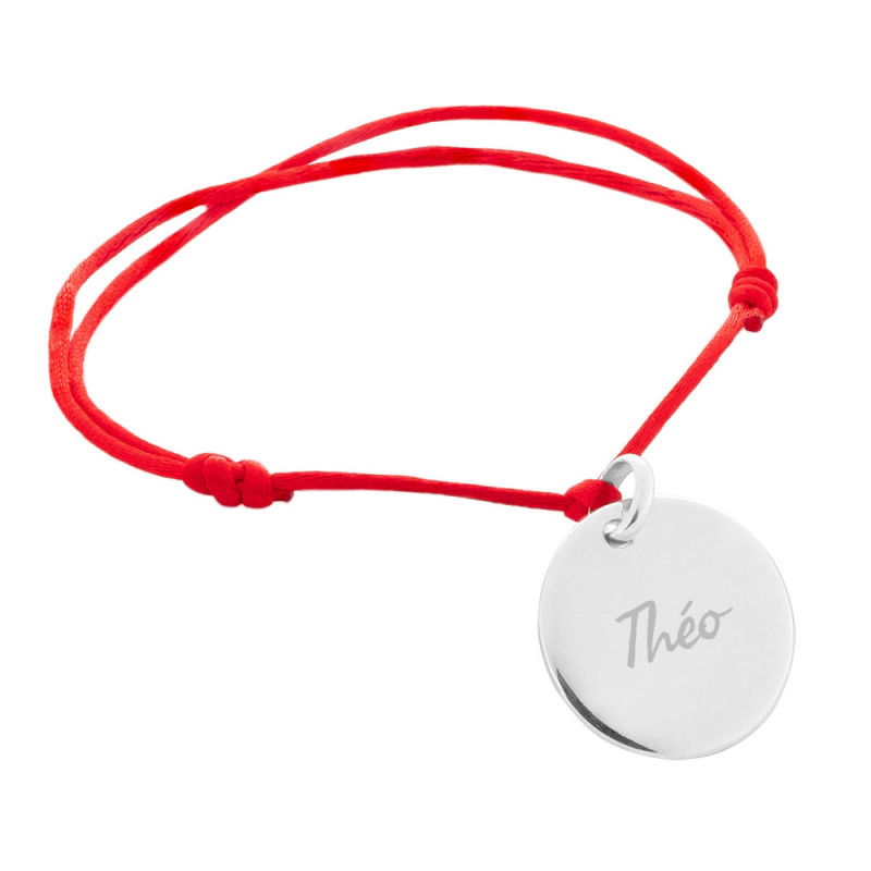 Bracelet cordon rouge avec médaillon rond en argent gravé