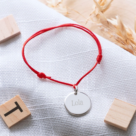 Bracelet cordon rouge avec médaillon rond en argent personnalisé