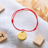 Bracelet cordon rouge avec médaille rond plaqué or personnalisable