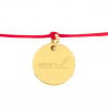 Bracelet cordon rouge avec médaille rond plaqué or