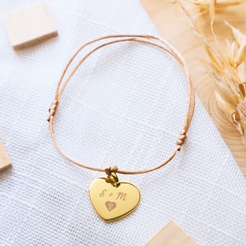 Bracelet cœur en plaqué or avec cordon beige foncé et personnalisable