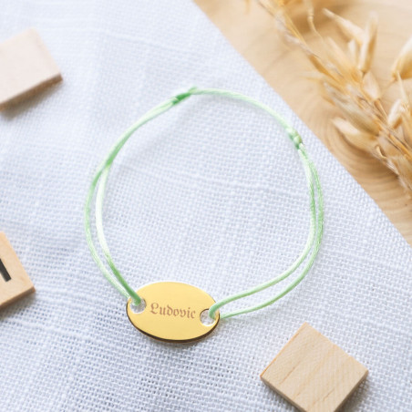 Bracelet coloré vert avec plaque ovale en plaqué or jaune personnalisable