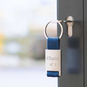 Porte clés en métal avec bande de tissu colorée et gravure texte