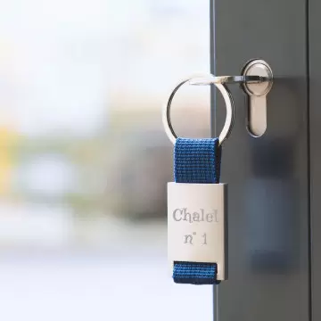 Porte clés en métal avec bande de tissu colorée et gravure texte
