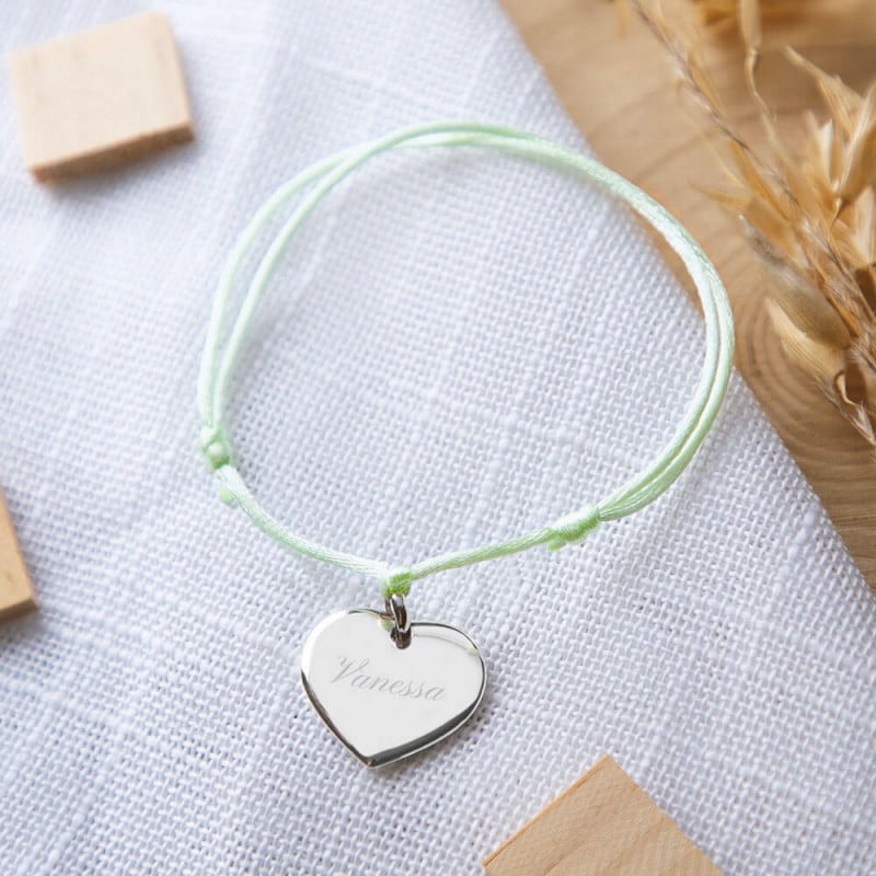 Bracelet cordon vert avec coeur gravé