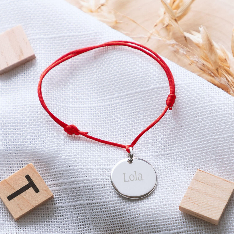 Bracelet gravé rouge et médaillon plaqué argent
