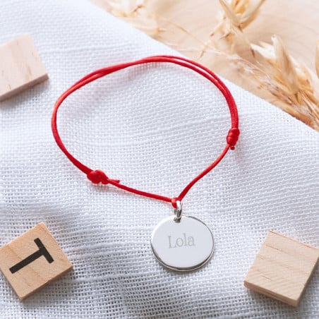 Bracelet gravé rouge et médaillon plaqué argent