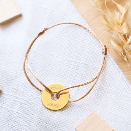 Bracelet disque plaqué or gravé et son cordon beige ajustable