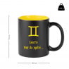 Tasse noire et jaune avec dessin et texte à personnaliser