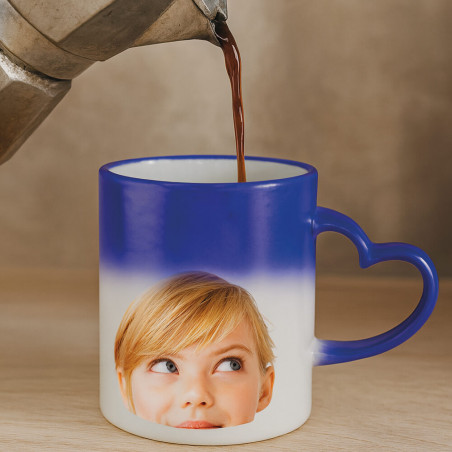 Tasse magique bleu avec photo imprimée et anse coeur