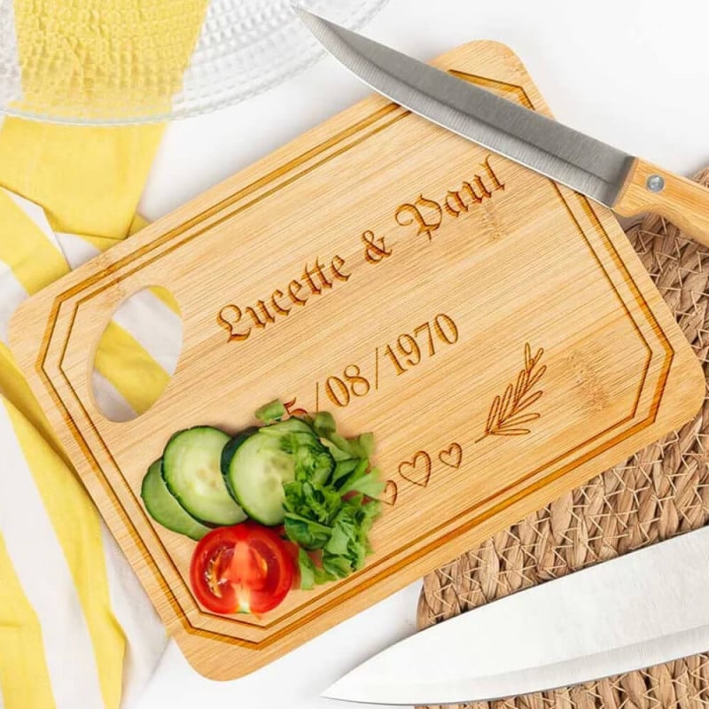 Planche à découper cuisine en bois couple personnalisable