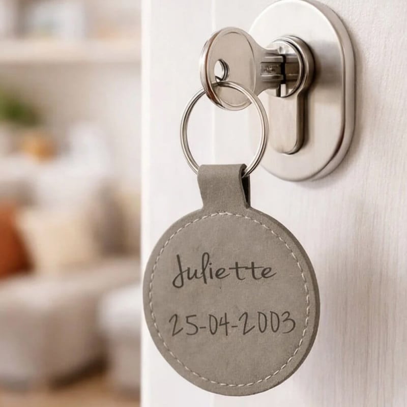 Porte clé rond cuir beige gravé