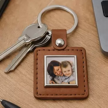 Porte clé cuir brun carré personnalisé