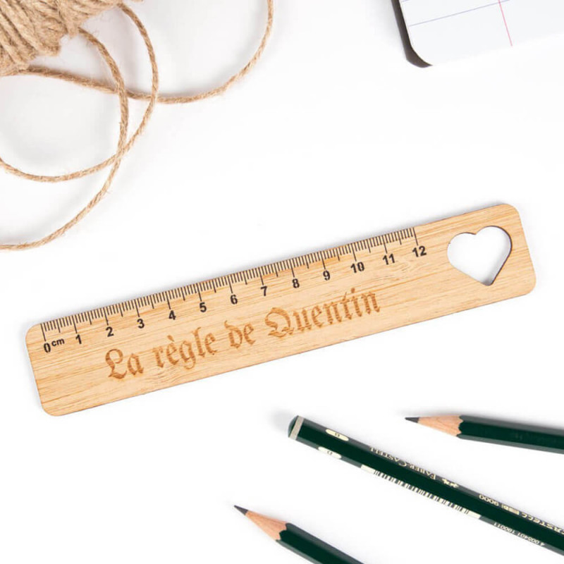 Règle en bois gravé