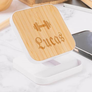 Support et chargeur en bois gravé