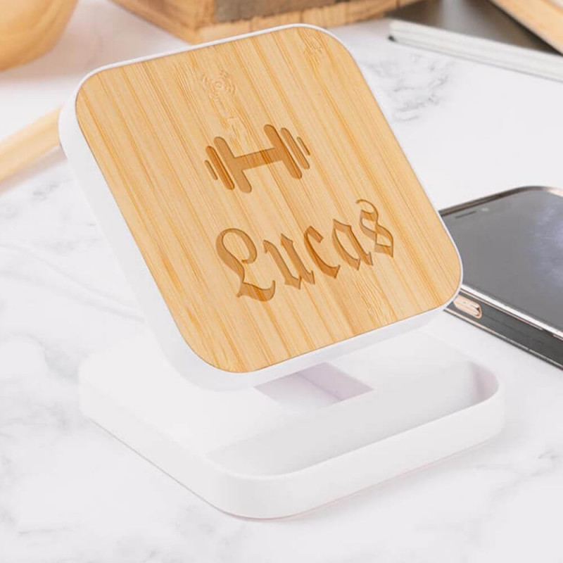 Support et chargeur en bois gravé