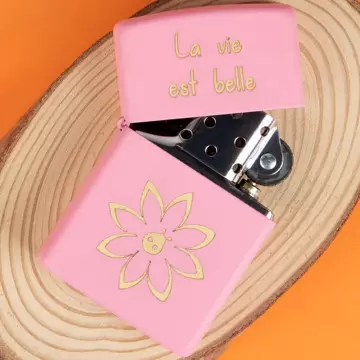 Briquet Zippo rose gravé