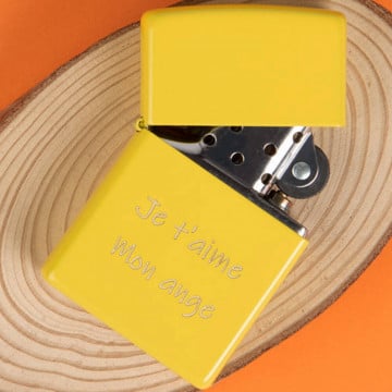 Briquet Zippo jaune gravé