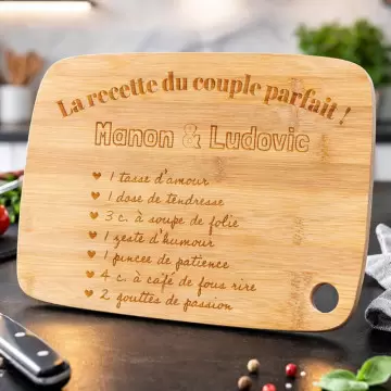 Planche de découpe bois couple personnalisée