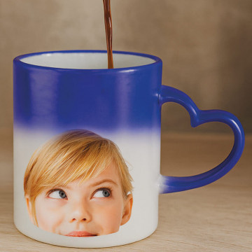 Mug magique bleu avec photo imprimée et anse coeur