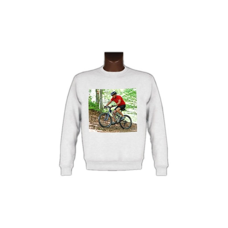 Pull blanc avec photo imprimée sur le recto