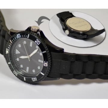 Montre plastique noire avec gravure texte