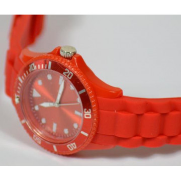 Montre en plastique rouge avec texte gravé