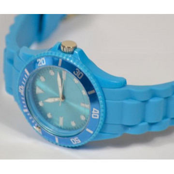 Montre bleu gravée