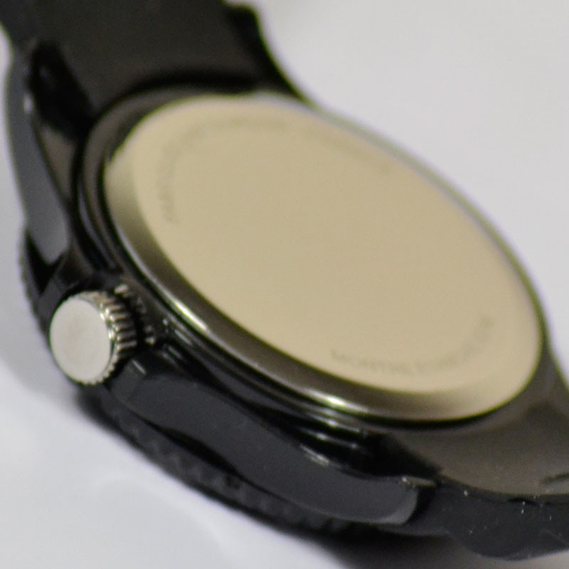 Montre plastique noire avec gravure texte